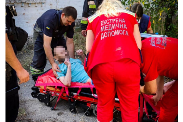 На Київщині п’яний чоловік стрибнув у колодязь