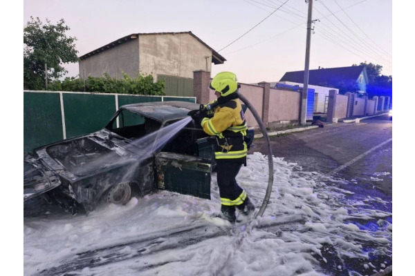 У селі Бикова Гребля згорів легковий автомобіль