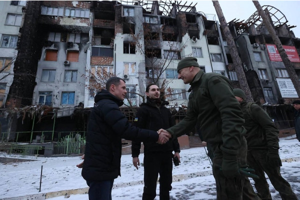 Делегація з Польщі оглянула понищений рашистами ЖК в Ірпені