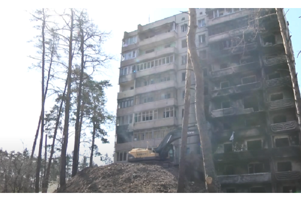 У найбільш постраждалому мікрорайоні Ірпеня демонтують дві багатоповерхівки (ВІДЕО)