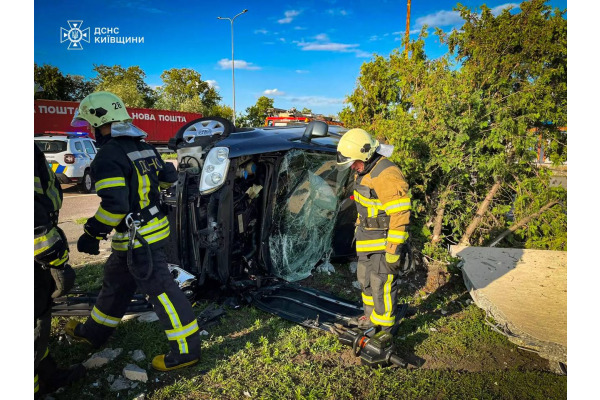 Смертельна аварія на Бориспільщині: рятувальники підняли перекинуте авто, є загиблий