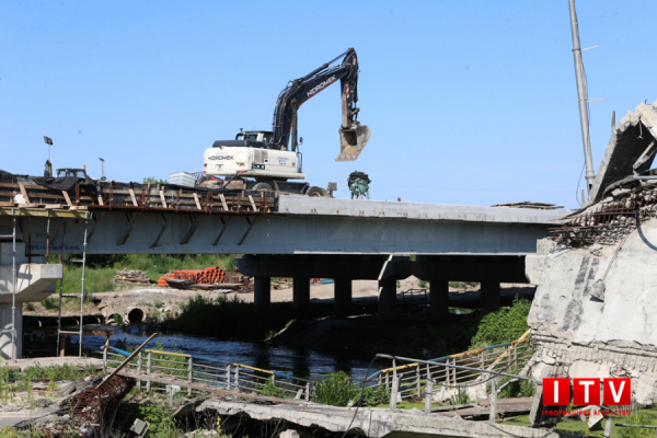 В Ірпінському мікрорайоні Романівка добудовують новий міст