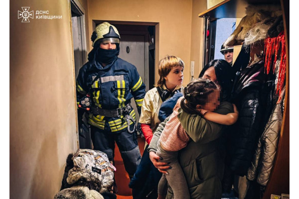 ДСНС врятувала дитину із зачиненої квартири в Ірпені