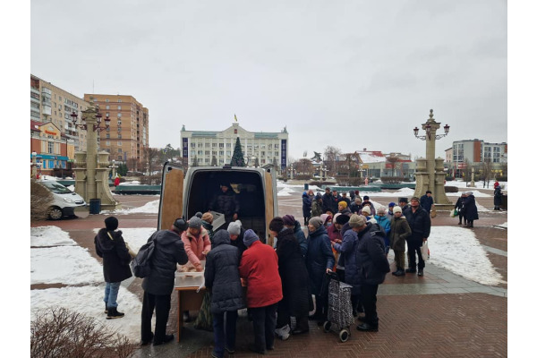В Ірпені щопонеділка роздають гарячі обіди біля міської бібліотеки