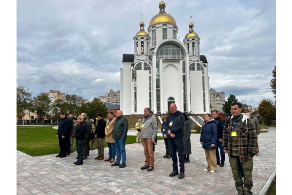 Представники Київської асоціації військових аташе вшанували пам’ять загиблих у Бучі