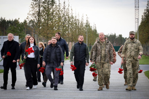Микола Калашник вшанував пам’ять Героїв на Національному військовому меморіальному кладовищі