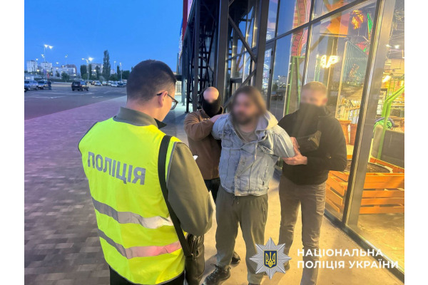 На Київщині викрили групу торговців зброєю: вилучено арсенал на десятки тисяч доларів