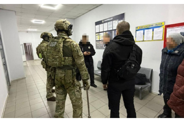 На Київщині викрили правоохоронця, який за 10 тисяч доларів погодився не помічати вирощування конопель