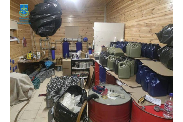 Налагодили масштабне виробництво фальсифікованих моторних олив відомих світових брендів:судитимуть учасників організованої групи