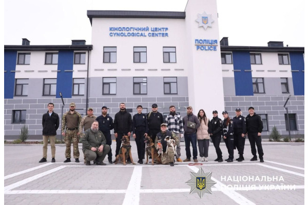 Поліцейські кінологи Київщини допомагають ветеранам відновлюватися після фронту