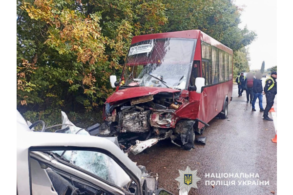 Загинув водій, вісім людей травмовано: поліцейські Київщини розслідують обставини ДТП поблизу села Червоне
