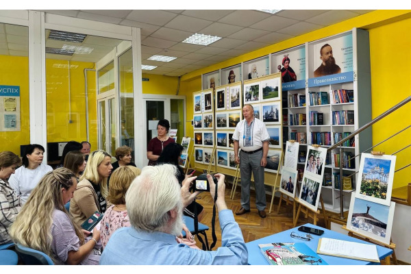 В Ірпінській бібліотеці презентували фотовиставку "Незалежна Україна - частина Європи" (ФОТО)