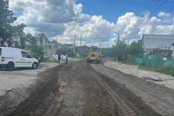 На вул. Павла Загребельного у Романівці розпочали ремонтувати дорогу