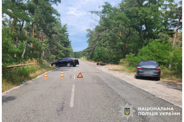 На Київщині зіткнулися авто та мотоцикл: постраждалих госпіталізували