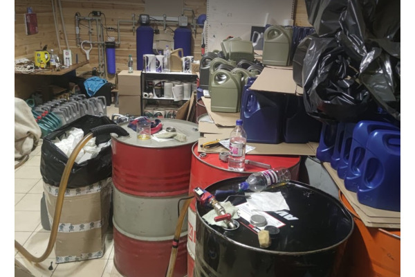 На Київщині викрили виробництво фальсифікованих моторних олив відомих брендів