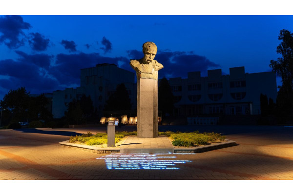 Розстріляний росіянами пам'ятник Шевченку в Бородянці та площу навколо нього перетворили на артоб'єкт