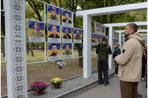 У Броварах відкрили Алею Героїв: 102 портрети пам’яті та вдячності