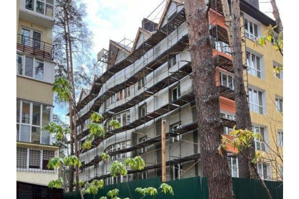 Відбудова Київщини: в Ірпені триває ремонт багатоповерхівки (ФОТО)