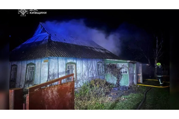 Нічна пожежа в Узинській громаді: рятувальники не допустили поширення вогню