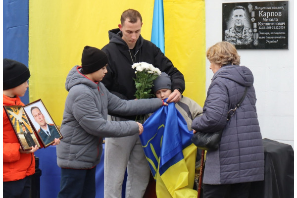 У Василькові відкрили меморіальну дошку льотчику 40-ї бригади тактичної авіації Миколі Карпову