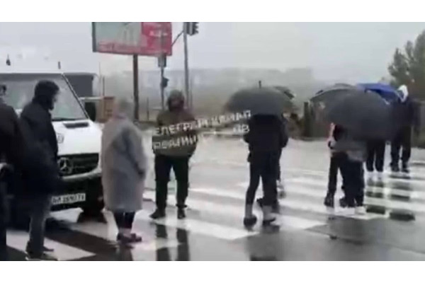 Мешканці Борщагівки блокують дорогу через відключення