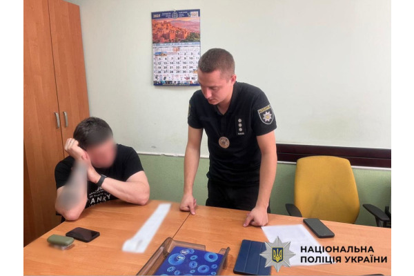 Незаконно використовував проблискові маячки на автомобілі: поліція Київщини притягнула до відповідальності правопорушника на Обухівщині