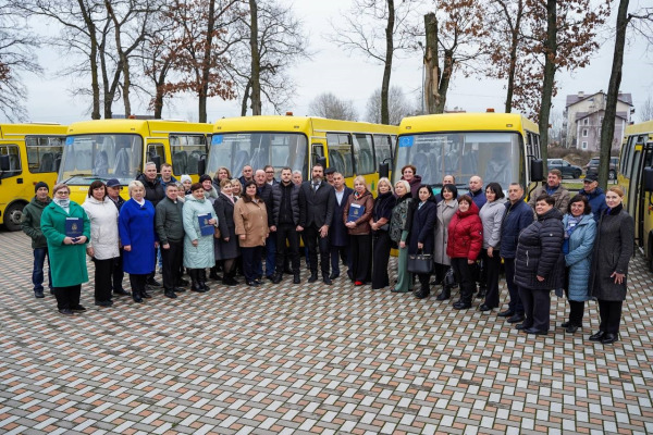У громади Київщини передали чергову партію шкільних автобусів