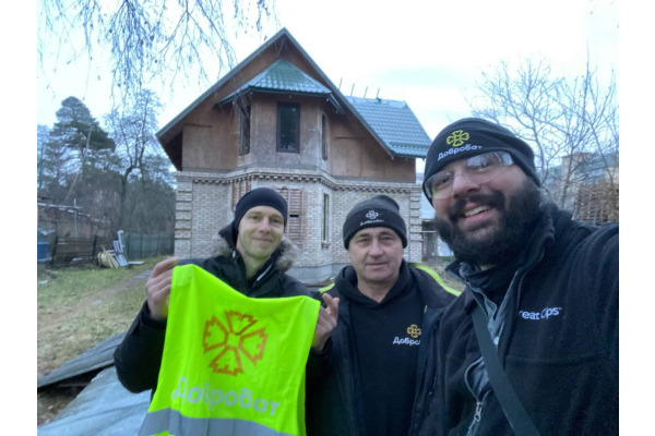В Ірпені волонтери Добробату відновлюють житло для багатодітної сім'ї