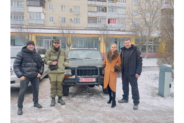 Благодійники передали автомобіль для тероборони Ірпеня (ФОТО)