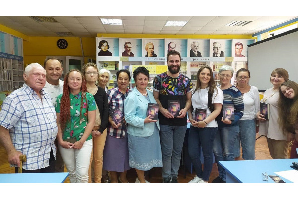 Письменниця Світлана Васильченко презентувала книгу "Острів забутої Пасхи" в Ірпінській бібліотеці