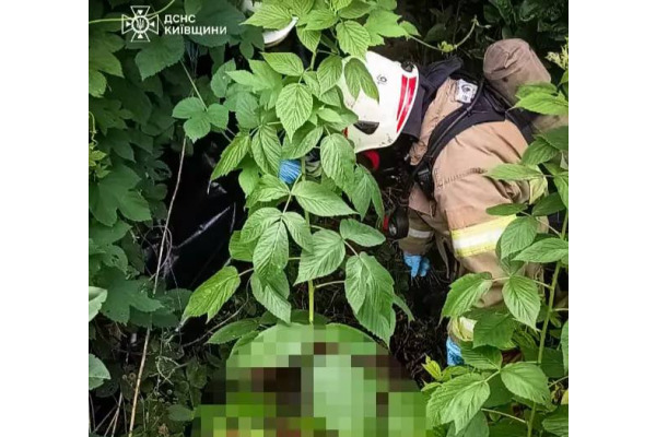 Рятувальники дістали тіло потопельника з водойми в Обухові