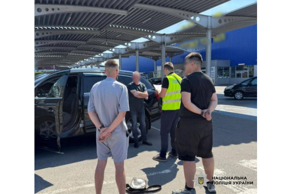 На Київщині чоловік хотів "заробити" $10 тис. за зняття з військового обліку: оголошено підозру