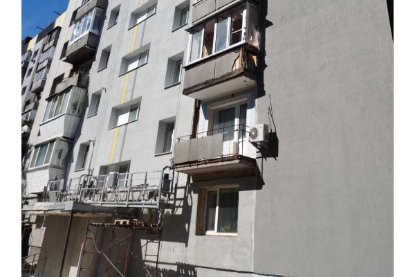 В Ірпені триває відновлення багатоповерхівки на вулиці Ярославській