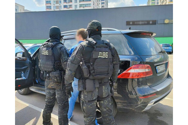 Зняти з розшуку ТЦК за 5,5 тисячі доларів: на Київщині ексінженеру держпідприємства повідомили про підозру