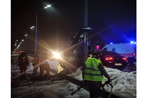 У Броварах ДСНС деблокувала тіло чоловіка з понівеченого авто (ФОТО)