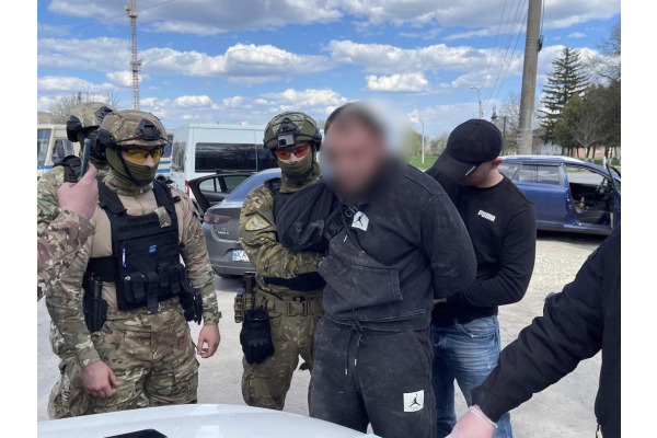 Катували, обливали пальним, вимагали гроші: на Київщині затримали групу розбійників (ФОТО, ВІДЕО)
