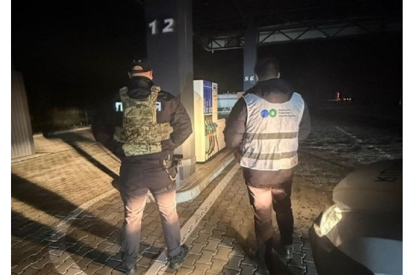 На Київщині викрили нелегальну АЗС: податкова та поліція припинили незаконну торгівлю пальним