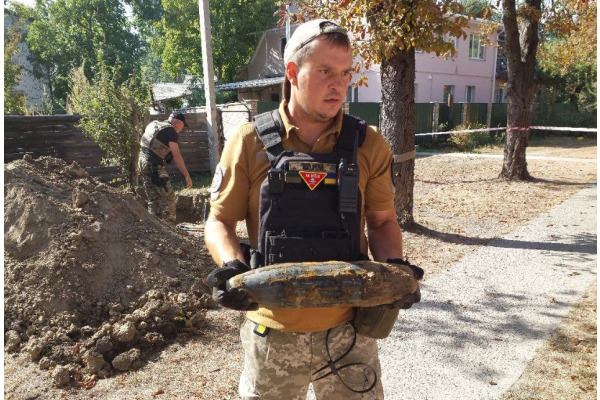 В Ірпені при проведенні капітального ремонту дороги виявили снаряд