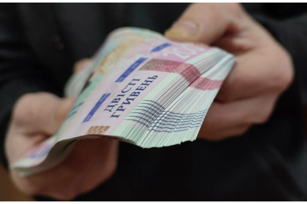 Депутати міськради "зняли" 11 млн грн із завищених зарплат виконкому