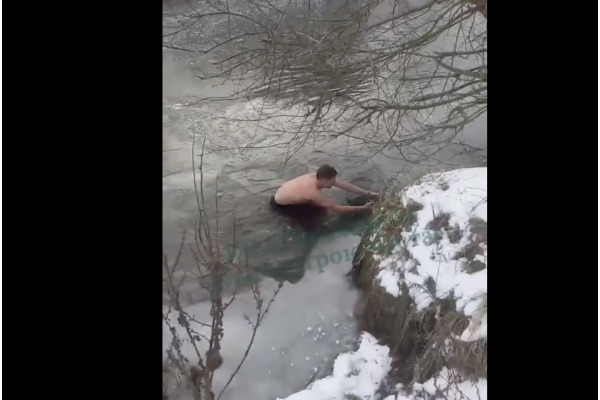 Ірпінський комунальник врятував собаку з крижаної води (ВІДЕО)