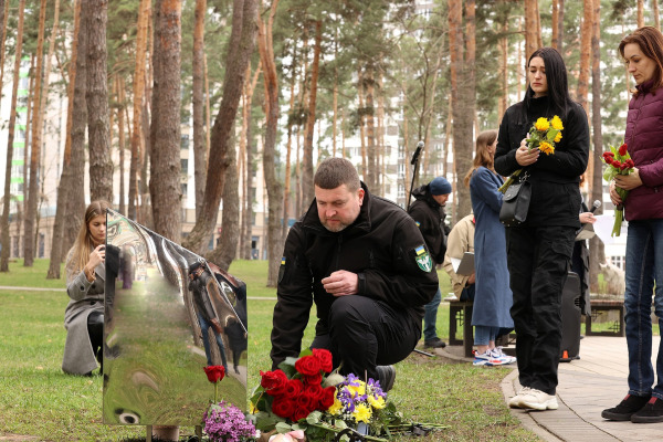Самопожертва і безкорислива допомога під час війни: у Ірпені відкрили стелу на честь Павла Лі (ВІДЕО)