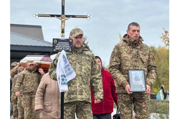 У Бучі попрощалися з Героєм – Володимиром Деревянком