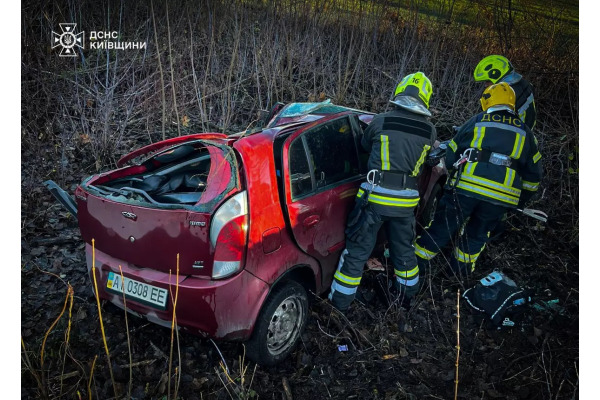 На Обухівщині рятувальники звільнили водійку з перекинутого автомобіля