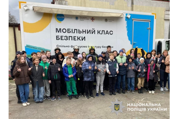 Поліцейські та рятувальники Київщини провели урок безпеки для школярів на Обухівщині