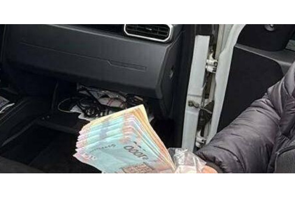 На Київщині вимагали гроші та залякували підприємців — викрито схему хабарництва