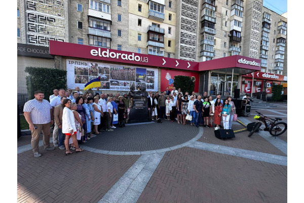 Присвята захисникам міста: в Ірпені відкрили скульптуру “Спротив” (ФОТО)
