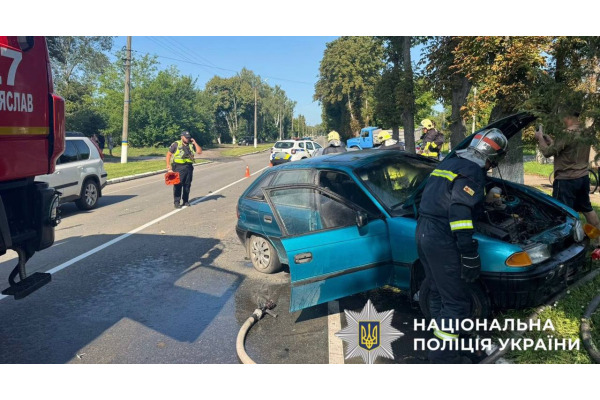 На Бориспільщині авто спалахнуло після зіткнення: постраждала жінка