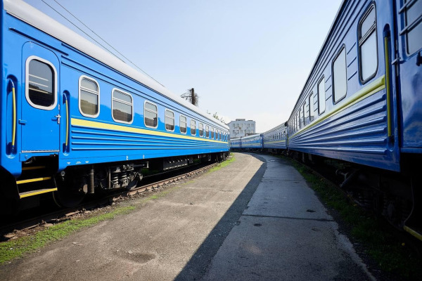 Через ворожу атаку на Київщині пошкоджено залізничну інфраструктуру: "Укрзалізниця" попереджає про затримки поїздів