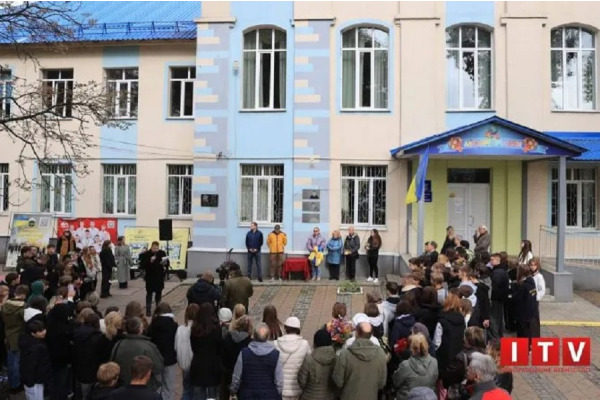 Ірпінь віддав шану Героям: відкрили дошки пам’яті на фасаді ліцею №2