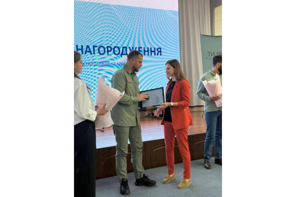 Учительку Ірпінського ліцею "Лінгвіст" нагородили подякою Київської ОДА